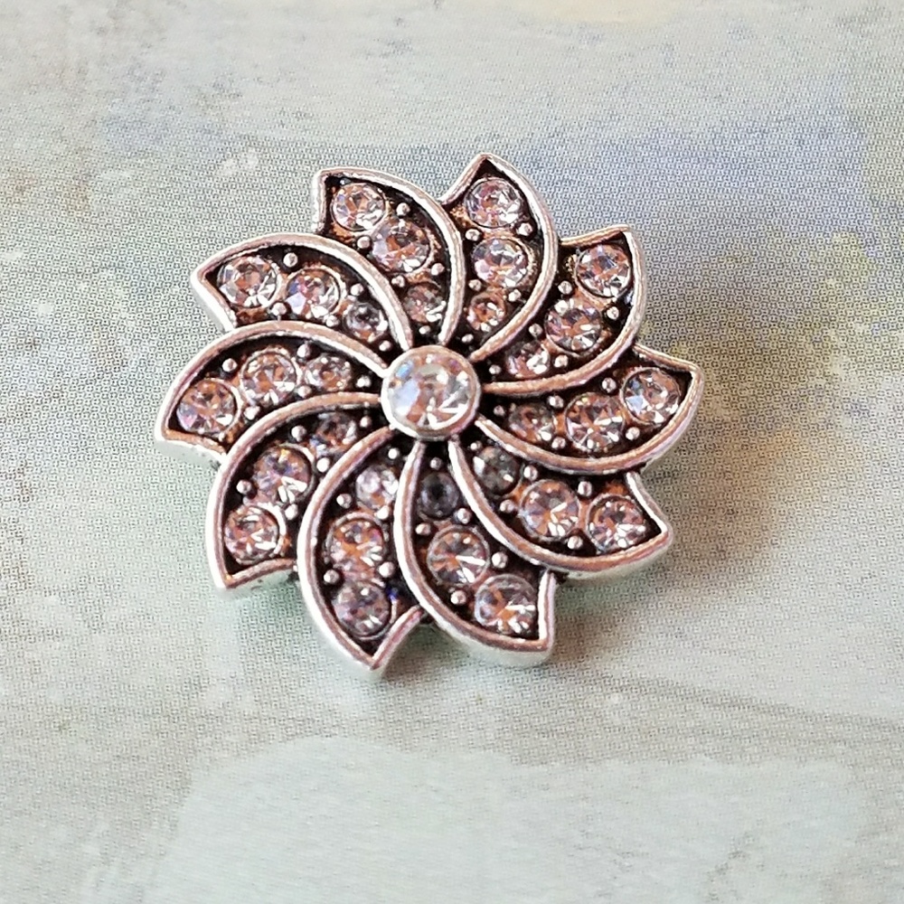 Clear crystal pinwheel flower snap